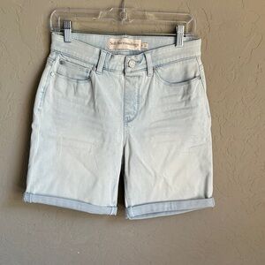 Soft surrounding light wash Bermuda‎ jean shorts size small